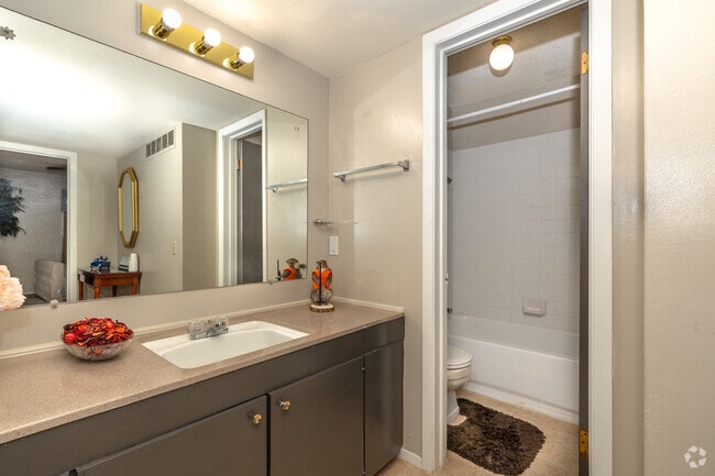 2BR, 2BA - 945SF - Bathroom