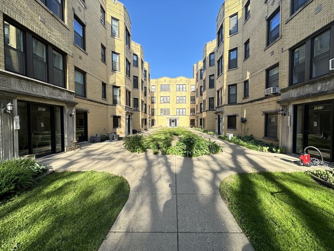 Photo - 3817 N Greenview Ave Condo Unit E2