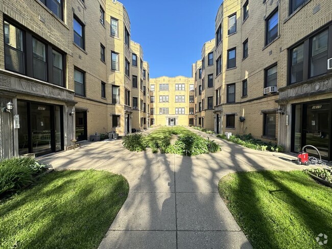 Building Photo - 3817 N Greenview Ave Rental
