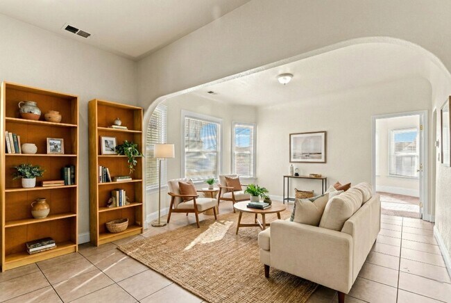 Building Photo - Massive 1,200 Sq Ft Renovated 3BR/2BA w/ Master Suite Unit 518-C