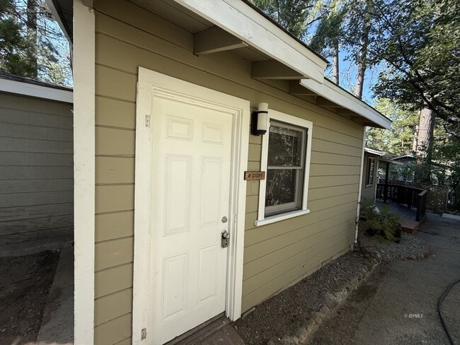 Building Photo - Small1 bedroom Unit in Town Rental