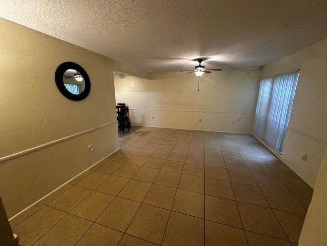 Building Photo - Spacious 2/2 Close to UF Unit # Z251