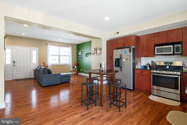 Photo - 656 N 8th St