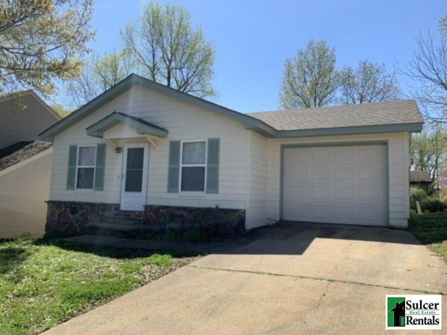 HOUSE: 3BR 2BA - HOUSE: 3BR 2BA