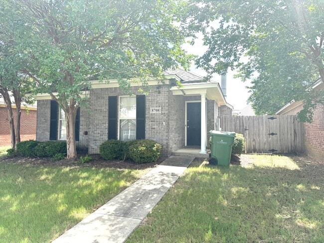 Building Photo - ** 3 Bed 2 Bath located in Ryan Ridge ** Call 334-366-9198 to schedule a self tour