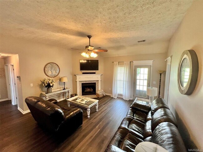 Photo - 301 Curlee Way