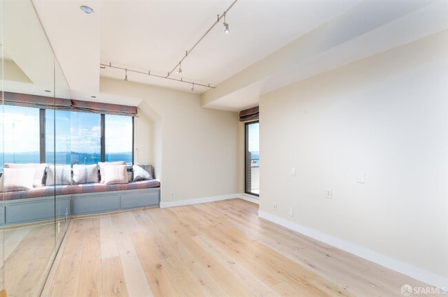 Photo - 101 Lombard St