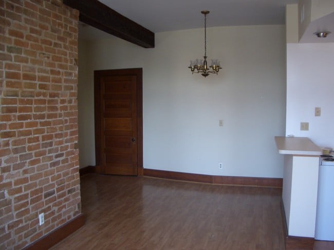 Living Room - 303 Greenup  (NEW)