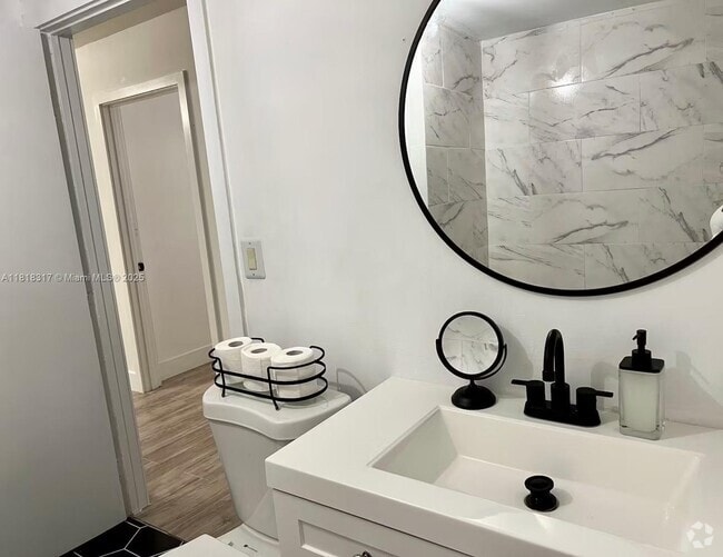 Building Photo - 2701 NW 24th Ct Unit R Rental