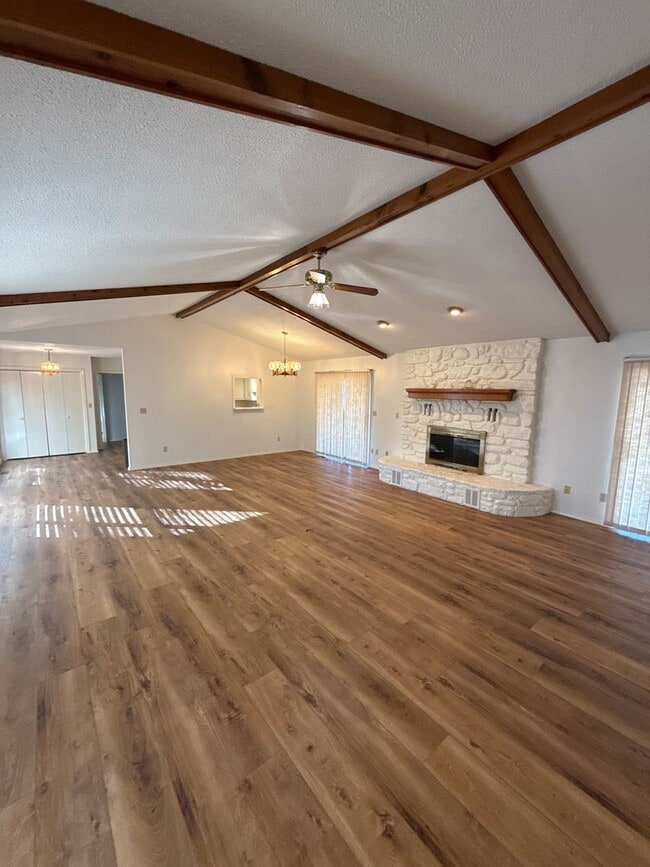 Photo - 185 Ridgeview Ln