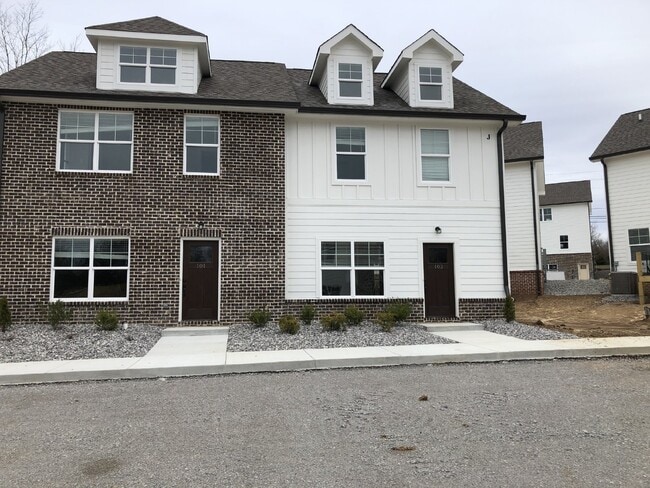 Building Photo - 2 BD 2.5 BA TOWNHOME FOR RENT NEAR TTU Unit G101