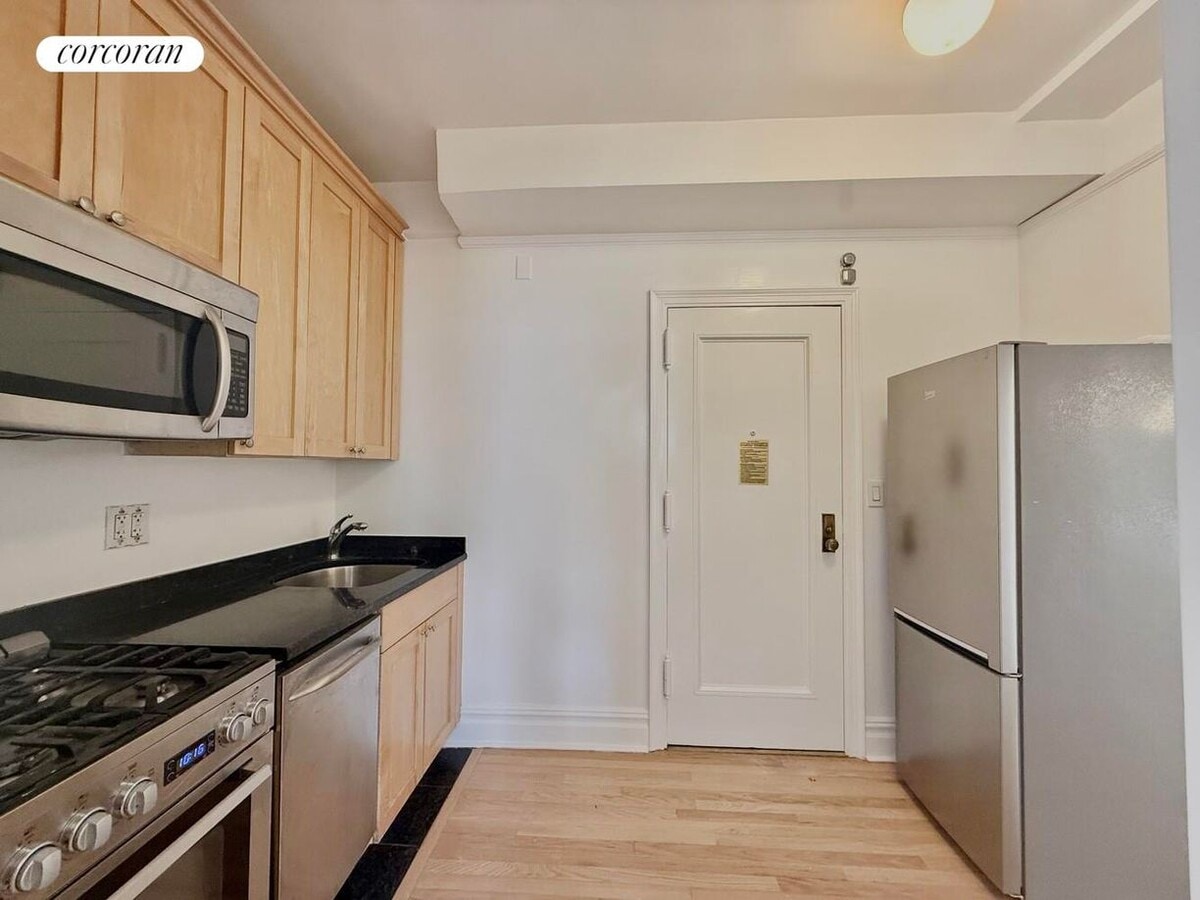 Photo - 210 E 68th St