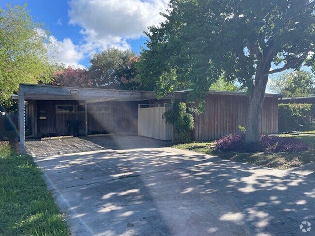 Building Photo - Charming Vintage Duplex Unit 809 Indiana Ave Rental