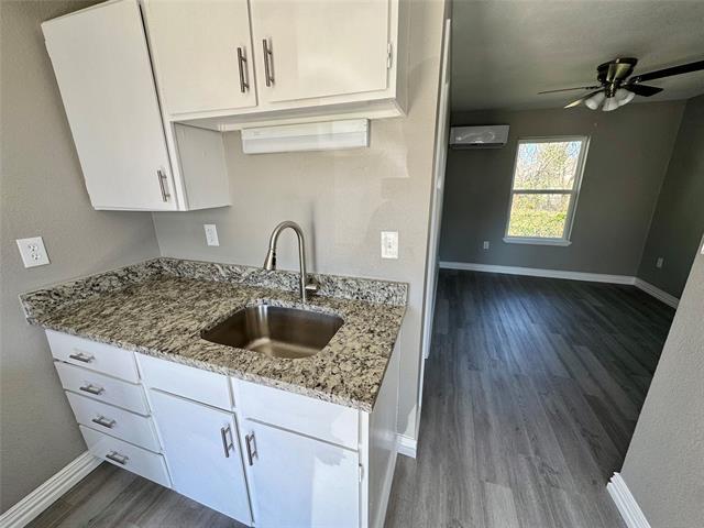 Photo - 410 S College Dr