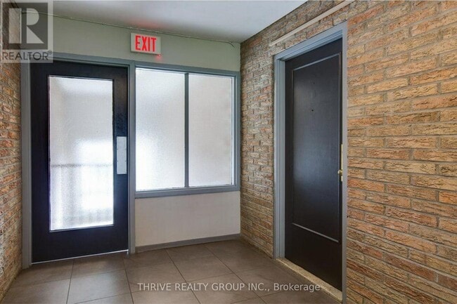 Photo - 635 Wonderland Rd S Unité 9