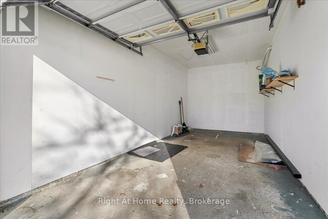 Photo - 2584 Kinnerton Crescent