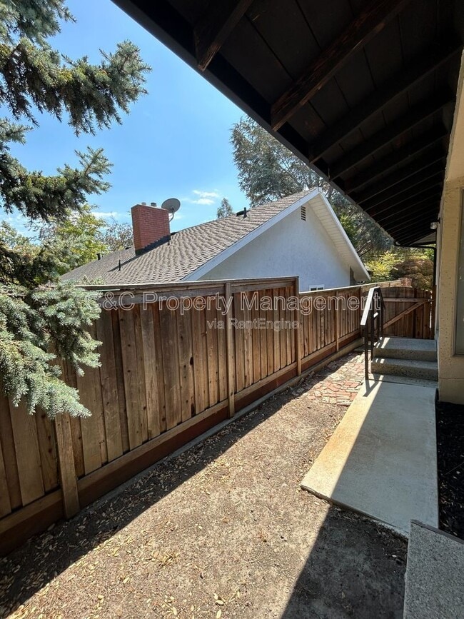 Photo - 5535 Olinda Rd