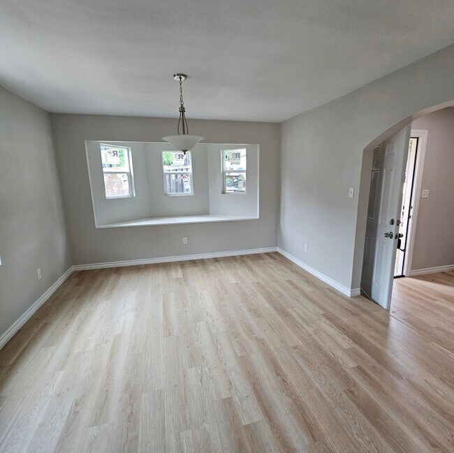 Dining room with bay window - 2623 Fatima Ave