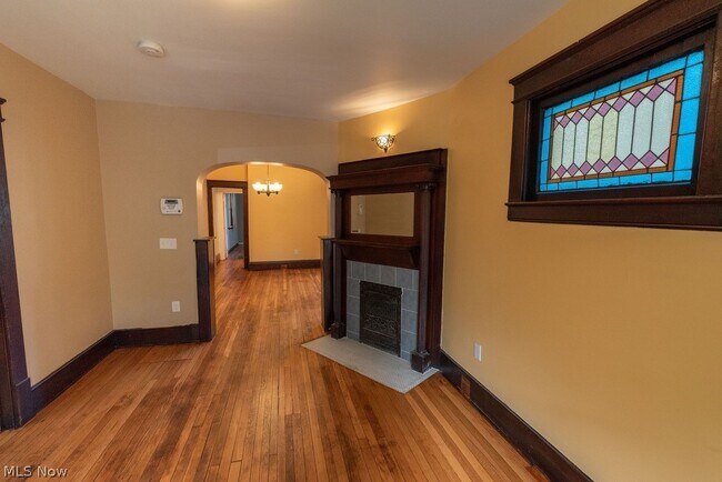 Photo - 1362 W 59th St