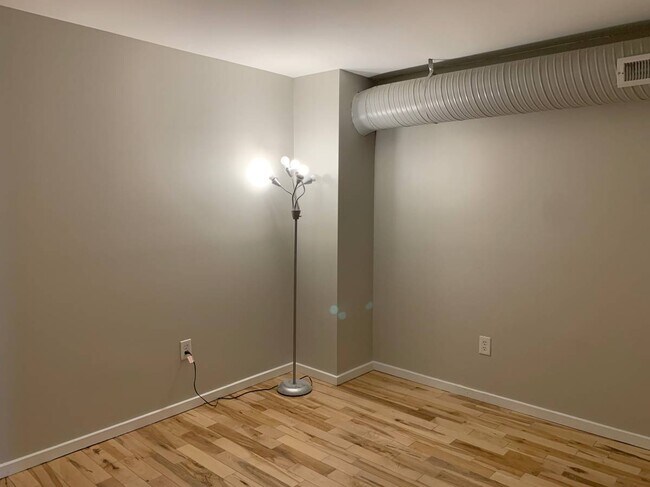 Bedroom #3 - 16 W Broad St Unidad Apartment 1