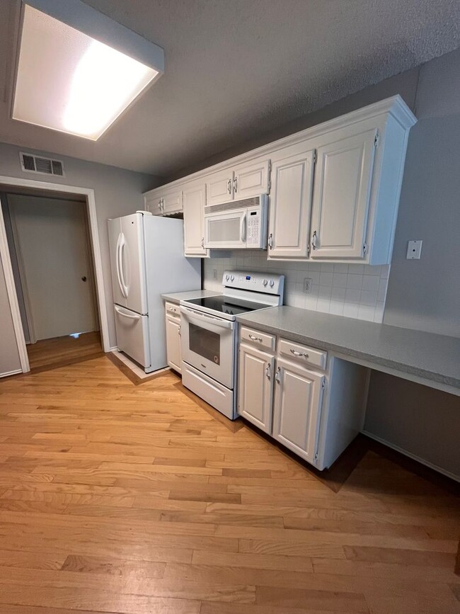 Photo - 4 Bedroom 2 Bath 2 Car Garage in Arlington - Excellent Location