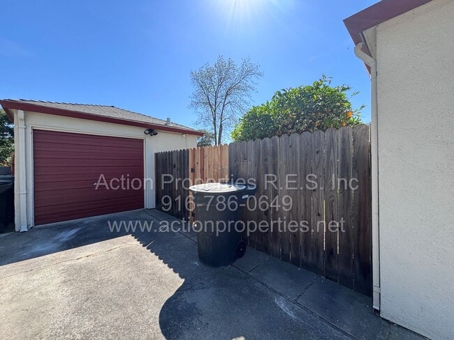 Photo - Cottage Style Home in the Heart of Roseville - Large Yard - Completely Renovated!