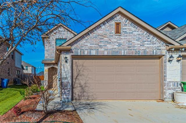 Building Photo - 5004 Villas Dr