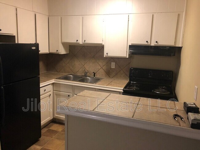 Photo - 2711 Fairlee Dr Unit A2