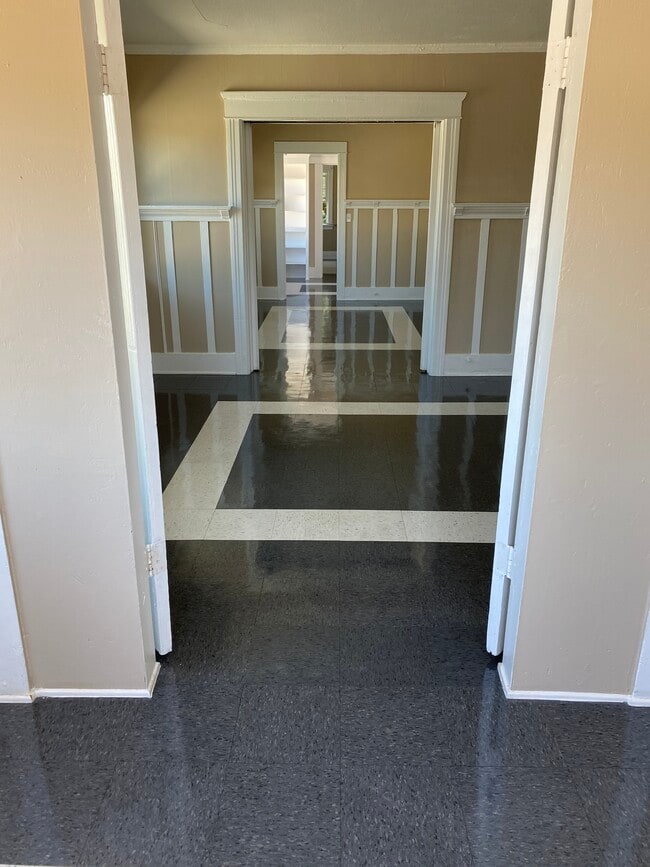 Photo - 718 W 55th St Apartments Unit 718