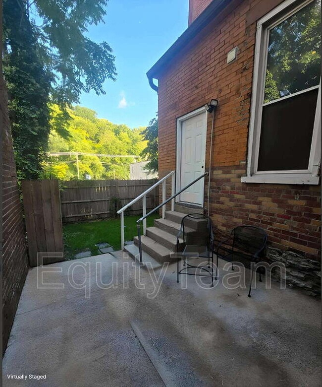 Building Photo - 2153 Loth St Unit Apt 1