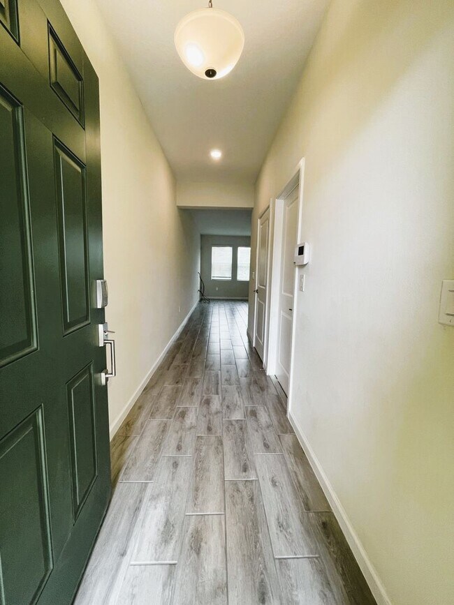 Photo - Large 3 Bedroom 2.5 Bedroom Townhome Located the gated Econ Trails