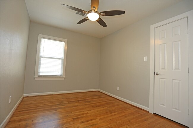 Building Photo - 1721 Woodcrest Dr