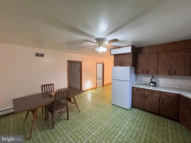 Photo - 1305 Hawthorne Ln