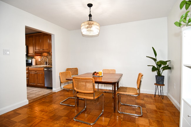 Photo - 5301 Westbard Cir Unidad 221