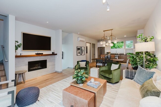 Photo - 706 Hanami Ln NE