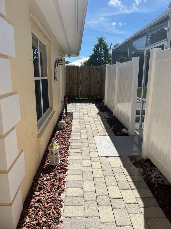 Walkway to front door - 8390 SE Camellia Dr Unit 8390