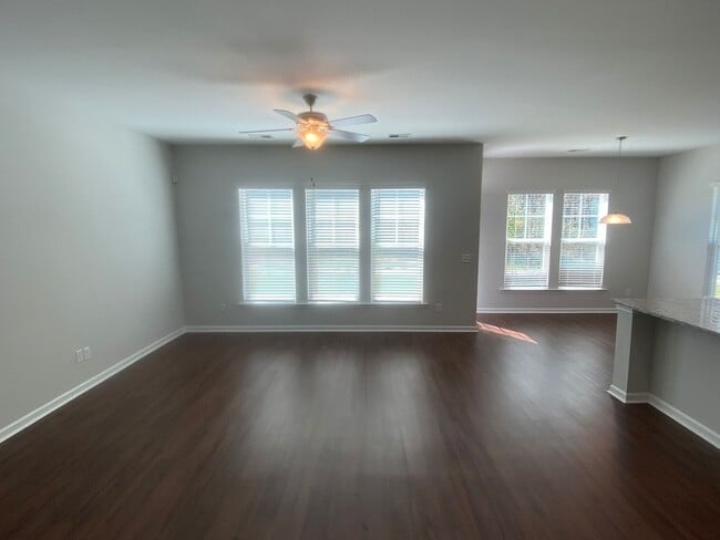 Photo - Spacious 4 Bedroom - great location