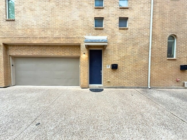 Building Photo - 4317 Cedar Springs Rd Unit E