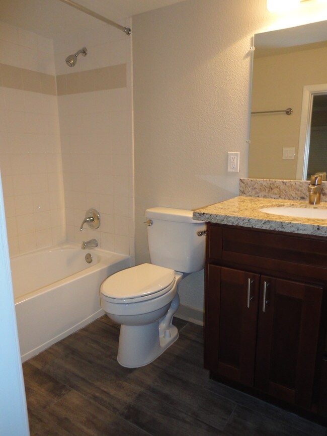 Baño moderno - 220 West Alabama Apartments