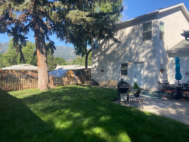 Patio trasero del tamaño de un lote doble - 2921 W Platte Ave