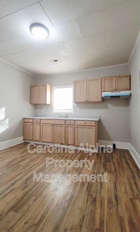 Photo - 323 Clegg St