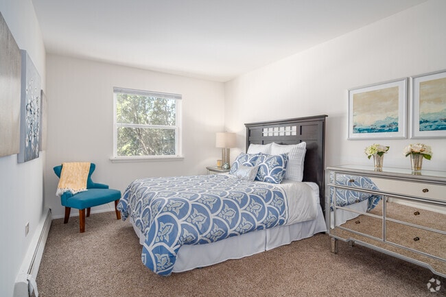 2BR, 1BA - 890SF - Primary Bedroom