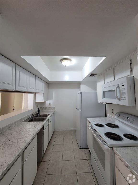 Building Photo - 2814 S Bartell Dr Unit J10 Rental