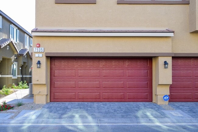 Photo - NW 3 Bedroom Townhouse!! Gated Community Pool!! 2 Car Garage!!! No Carpet downstairs.