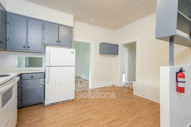 Photo - 420 E Twenty-Fifth St