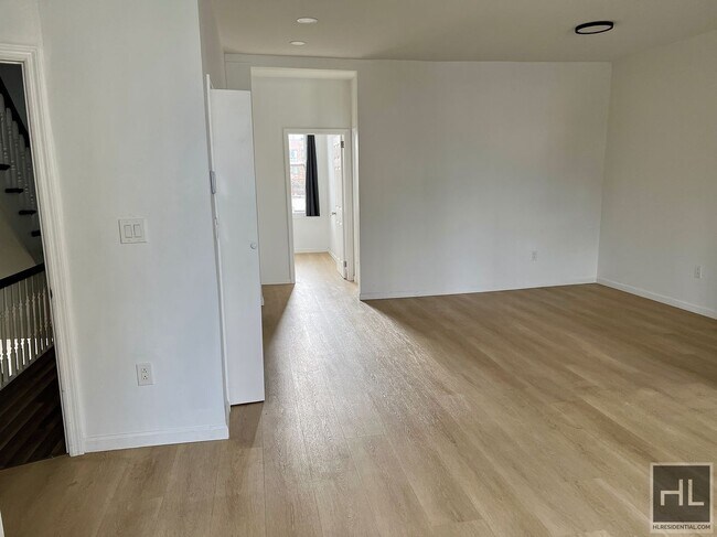Photo - Top Floor 2BR 1BA Lofty Space w/ Laundry I... Unidad 3
