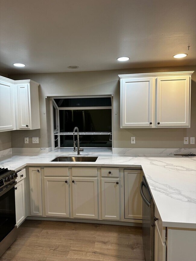 Photo - Updated 3 beds/ 2 bath townhome for rent!