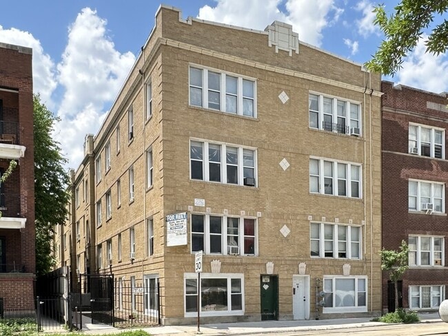Building Photo - 5662 N Ridge Ave Rental