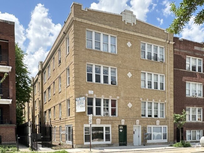 Building Photo - 5662 N Ridge Ave Rental