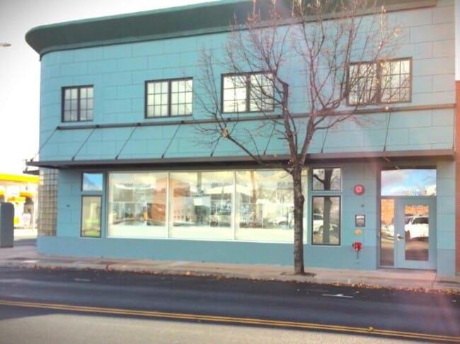 Building Photo - 502 SW Evergreen Ave Unit 204